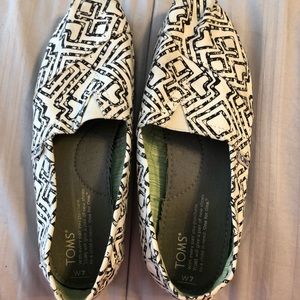 Women’s black and white toms